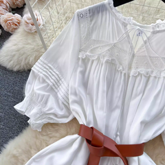 Süßes Sommerkleid mit Puffärmeln und hohler Stickerei