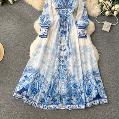 Elegantes Kleid mit tiefem V-Ausschnitt und Print