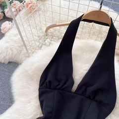Schwarzes Neckholderkleid mit V-Ausschnitt, Schlitz und offenem Rücken