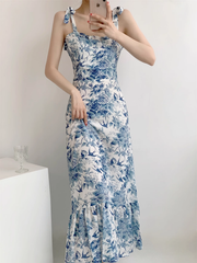 Blau-weißes, geblümtes Kleid mit eckigem Ausschnitt und Hosenträgern aus Porzellan