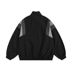 Kontrastierende Windjacke