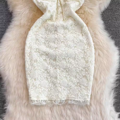 Ärmelloses Slim Fit Neckholder-Rückenkleid aus Spitze