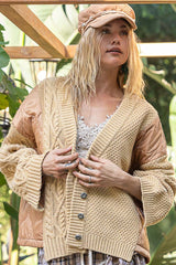 Chaqueta de punto trenzado con botones y parches acolchados