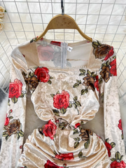 Langärmliges, mittellanges, geschlitztes Samtkleid mit quadratischem Ausschnitt und Aufdruck