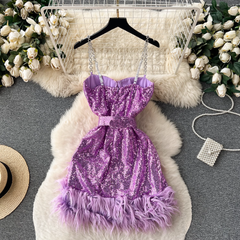 Trägerloses Paillettenkleid mit Kettenriemen