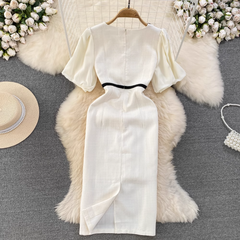 Retro-Kleid in Kontrastfarbe mit kurzen Ärmeln, V-Ausschnitt und mittellanger A-Linie