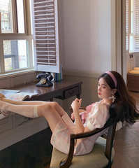 Kleid mit quadratischem Ausschnitt