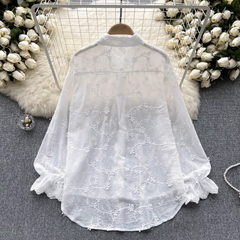 Blusen mit Spitzenstickereien und Blütenärmeln