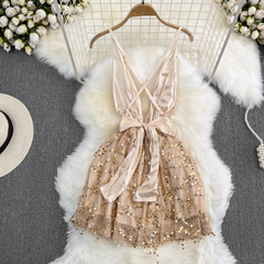 Rückenfreies A-Linien-Kleid mit tiefem V-Ausschnitt