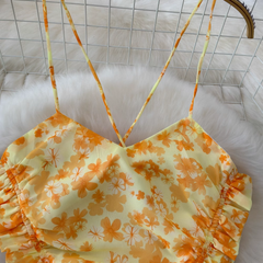 Gelbes Blumenkleid im Sommer-Strandresort-Stil