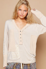 Blusa de manga larga con escote en V y estampado floral en contraste