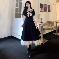 Marineblaues College-Kleid mit Kragen