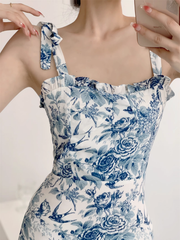 Blau-weißes, geblümtes Kleid mit eckigem Ausschnitt und Hosenträgern aus Porzellan