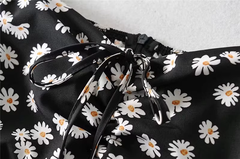 Schmal geschnittenes Kleid im Retro-Stil mit Blumenmuster und Gänseblümchenmuster