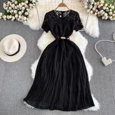 Kurzärmliges A-Linien-Plissee-Kleid mit Rundhalsausschnitt, Spitzennähten an der Taille