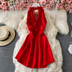 Vestido de vacaciones playeras con escote halter y escote en V