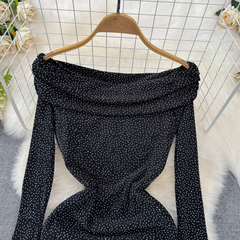 Schulterfreies Kleid mit Schößchen, Fischschwanz und Tupfen