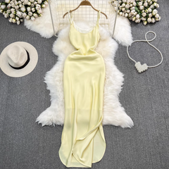 Mittellanges Sommerkleid aus Acetat-Satin mit Schlitz