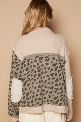 Chaqueta acolchada con botones y costuras expuestas en leopardo de POL