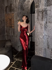 Burgunderrotes Kleid mit Spaghettiträgern