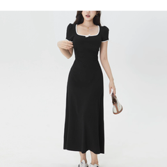 Schwarzes Kleid mit eckigem Ausschnitt und Schleife