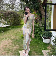 Schulterfreies Kleid für Damen mit Rüschen und unregelmäßigem Rock