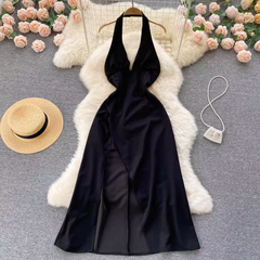Schwarzes Neckholderkleid mit V-Ausschnitt, Schlitz und offenem Rücken