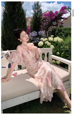 Chiffonkleid mit Blumenmuster und Strapsen