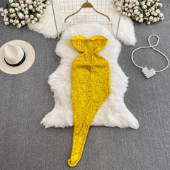 Funkelndes Paillettenkleid mit unregelmäßiger Hüftbetonung für den Sommer