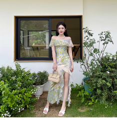 Schulterfreies Kleid für Damen mit Rüschen und unregelmäßigem Rock