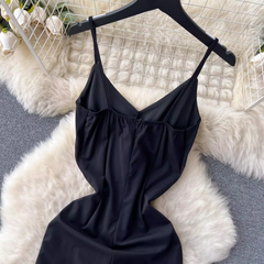 Vestido irregular con volantes y espalda descubierta