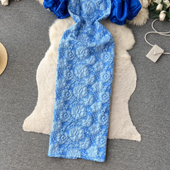 Damenkleid mit Rundhalsausschnitt, plissierten Puffärmeln und Prägung