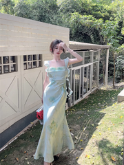 Romantisches Hosenträgerkleid mit grün verwischten Blumenbändern