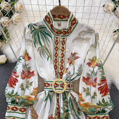 Langärmliges, bedrucktes A-Linien-Kleid mit Stehkragen