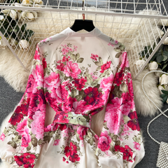 Bedrucktes, langes, elegantes Kleid mit französischen Puffärmeln