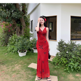 Französisch bedrucktes rotes Hosenträgerkleid mit V-Ausschnitt im Sommer