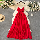 Rotes langes Chiffonkleid mit V-Ausschnitt und Hosenträgern