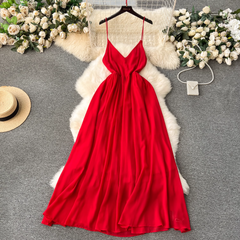 Rotes langes Chiffonkleid mit V-Ausschnitt und Hosenträgern