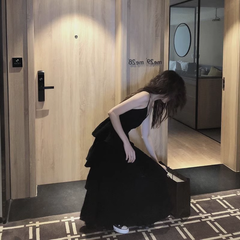 Sommerliches schwarzes Strapskleid mit V-Ausschnitt