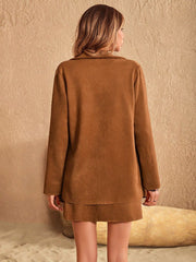 Conjunto de chaqueta y falda con cuello abotonado