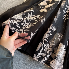 Damenkleid mit Rundhalsausschnitt und Blumenstickereien aus Straußenfedern