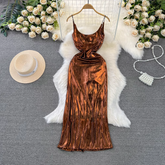 Mittellanges A-Linien-Hosenträgerkleid für Damen in glänzendem Metallic-Look