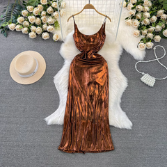 Mittellanges A-Linien-Hosenträgerkleid für Damen in glänzendem Metallic-Look