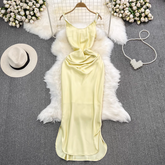 Mittellanges Sommerkleid aus Acetat-Satin mit Schlitz