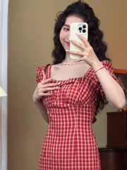 Retro-Kleid mit eckigem Ausschnitt und Puffärmeln