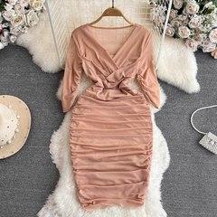 Mittellanges Plissee-Netzkleid mit Fünfviertelärmeln und V-Ausschnitt