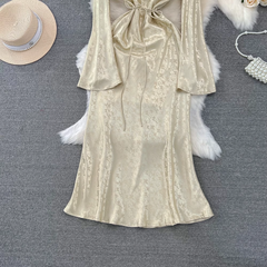 Ausgestelltes, langärmliges, mittellanges A-Linien-Kleid mit V-Ausschnitt