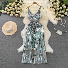 Mittellanges, metallisch glänzendes A-Linien-Hosenträgerkleid