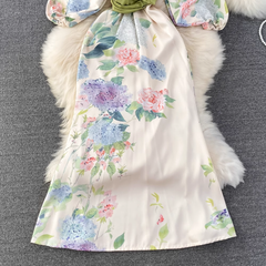 Bedrucktes Kleid mit tiefem V-Ausschnitt im Urlaubsstil