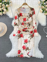 Langärmliges, mittellanges, geschlitztes Samtkleid mit quadratischem Ausschnitt und Aufdruck